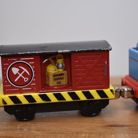 Thomas w/ Quarry Car w/ Changing Cargo Diecast Take N Play Thomas & Friends 2009 - Picture 9 of 12